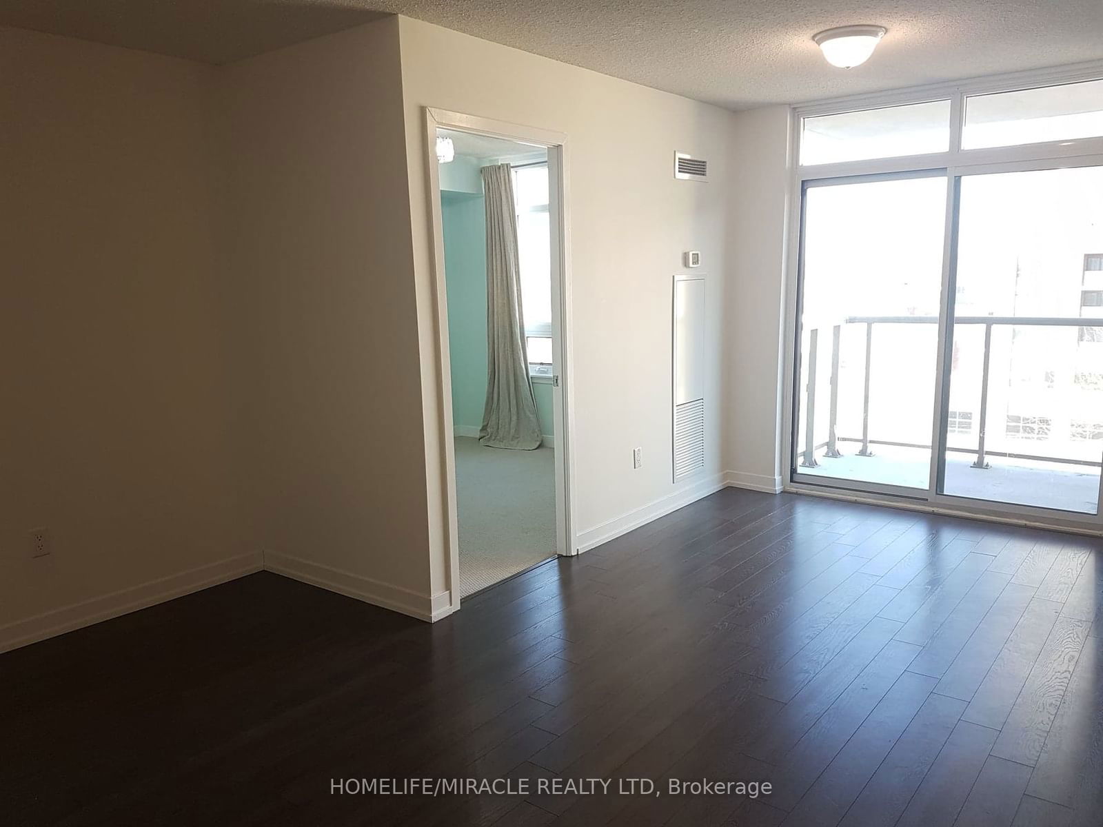 816 Lansdowne Ave, unit 423 for rent - image #7