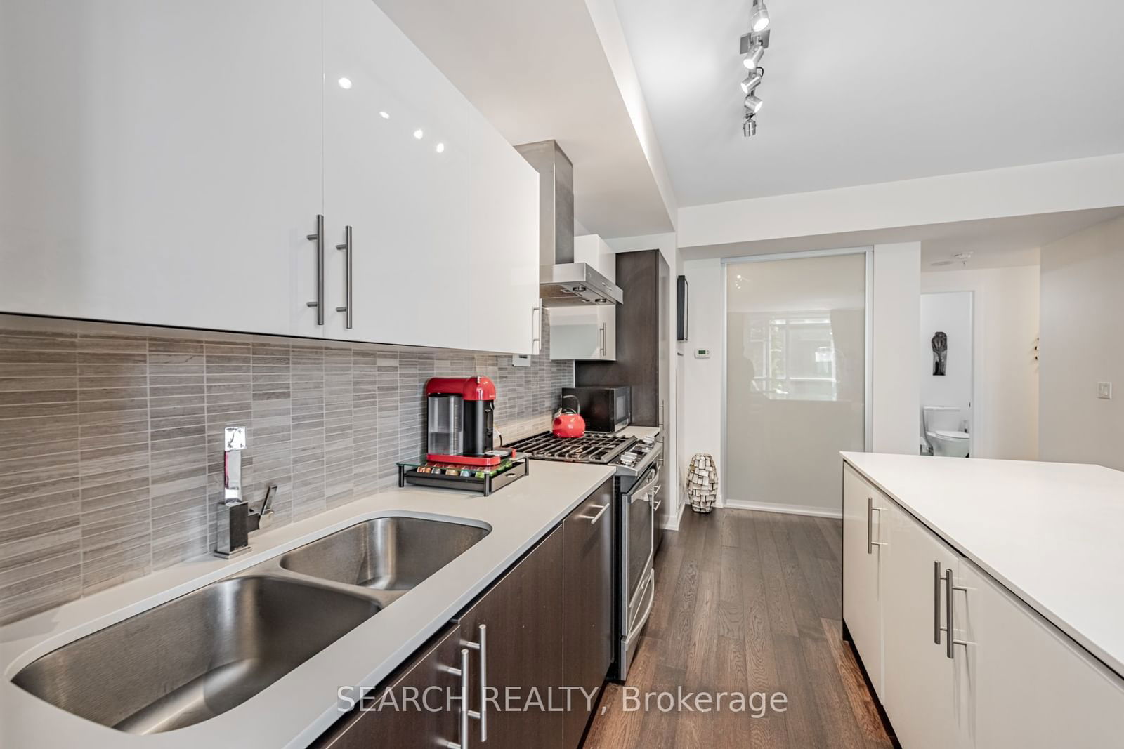 36 Howard Park Ave, unit 303 for sale