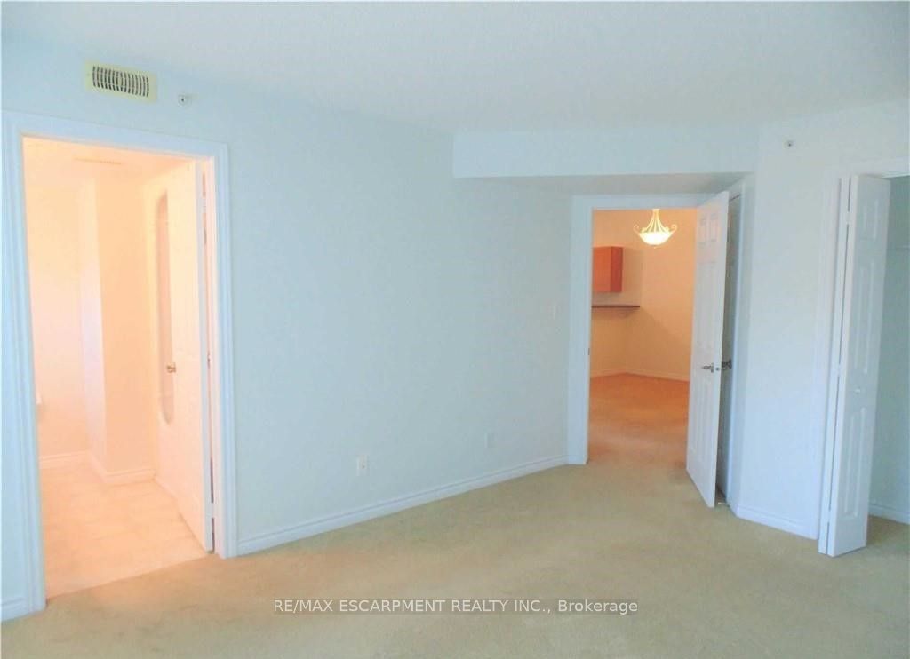 2055 Appleby Line, unit 401 for rent