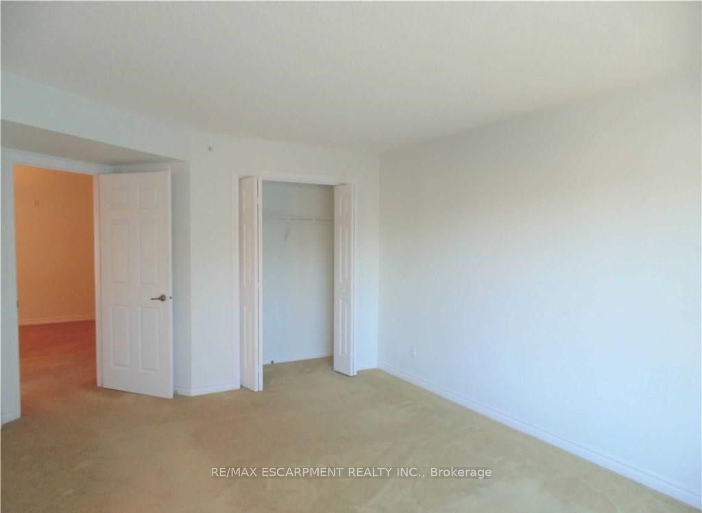 2055 Appleby Line, unit 401 for rent