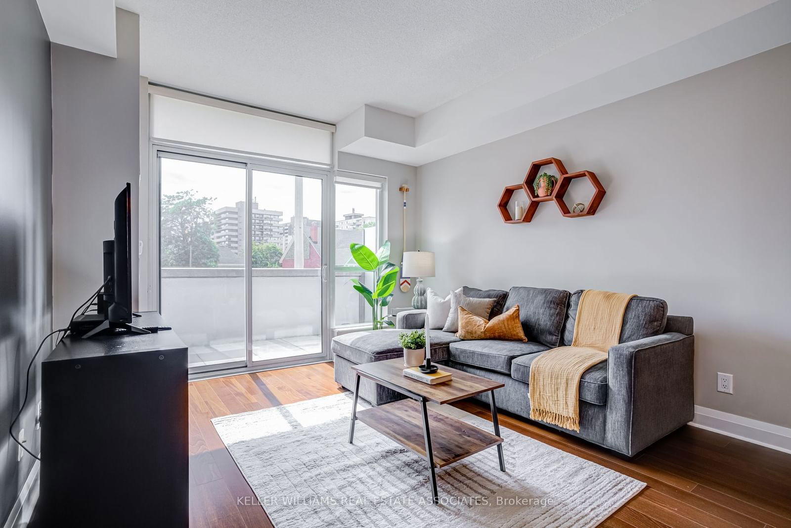 1 Hurontario St, unit 208 for sale - image #6