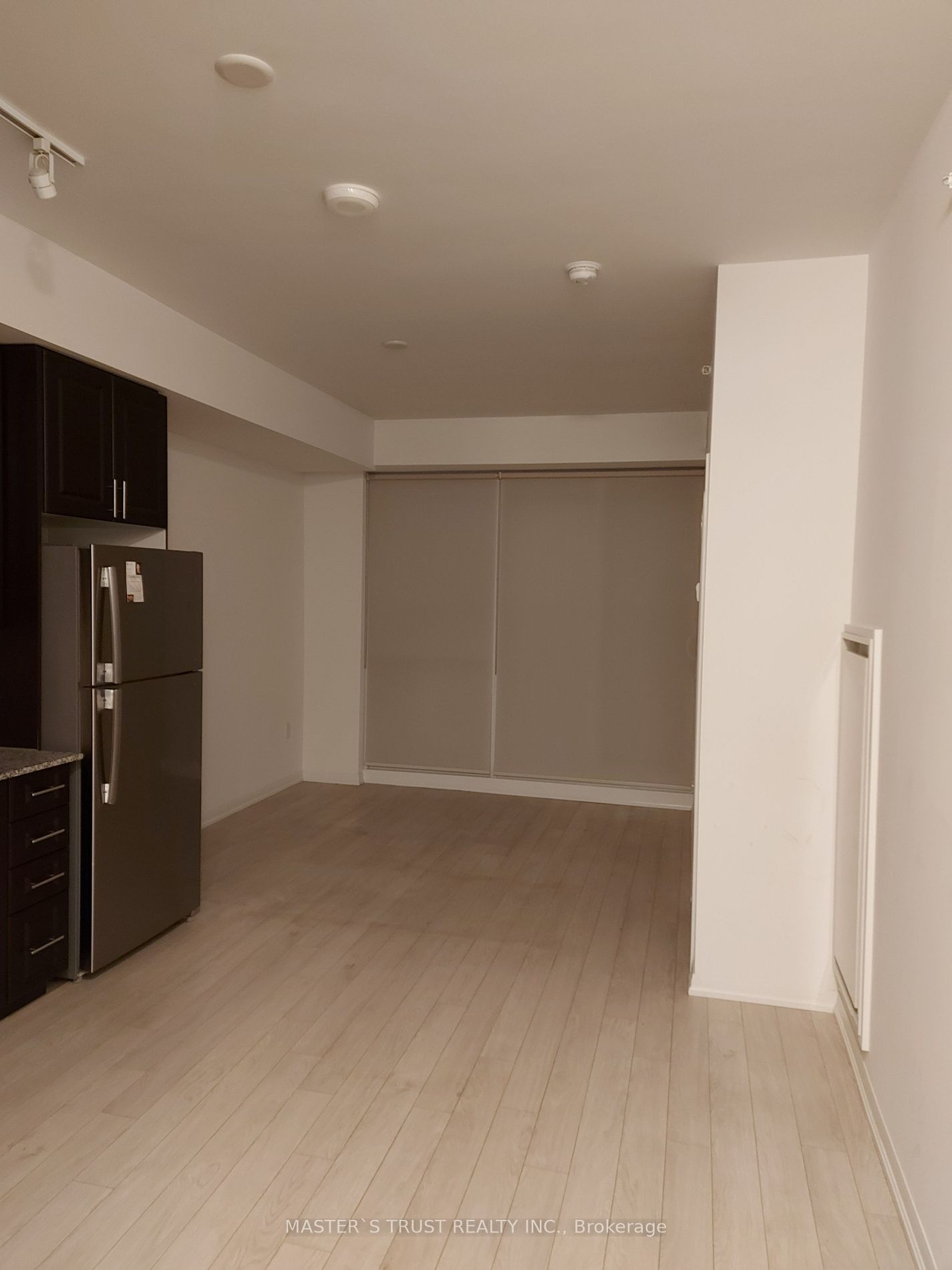 3091 Dufferin St, unit 827 for rent - image #6