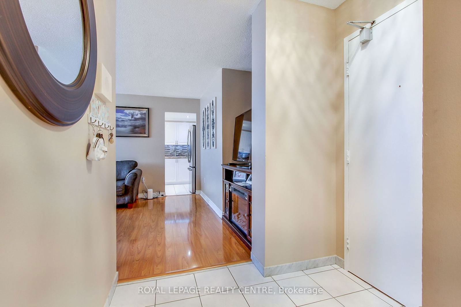 3590 Kaneff Cres, unit 705 for sale - image #8