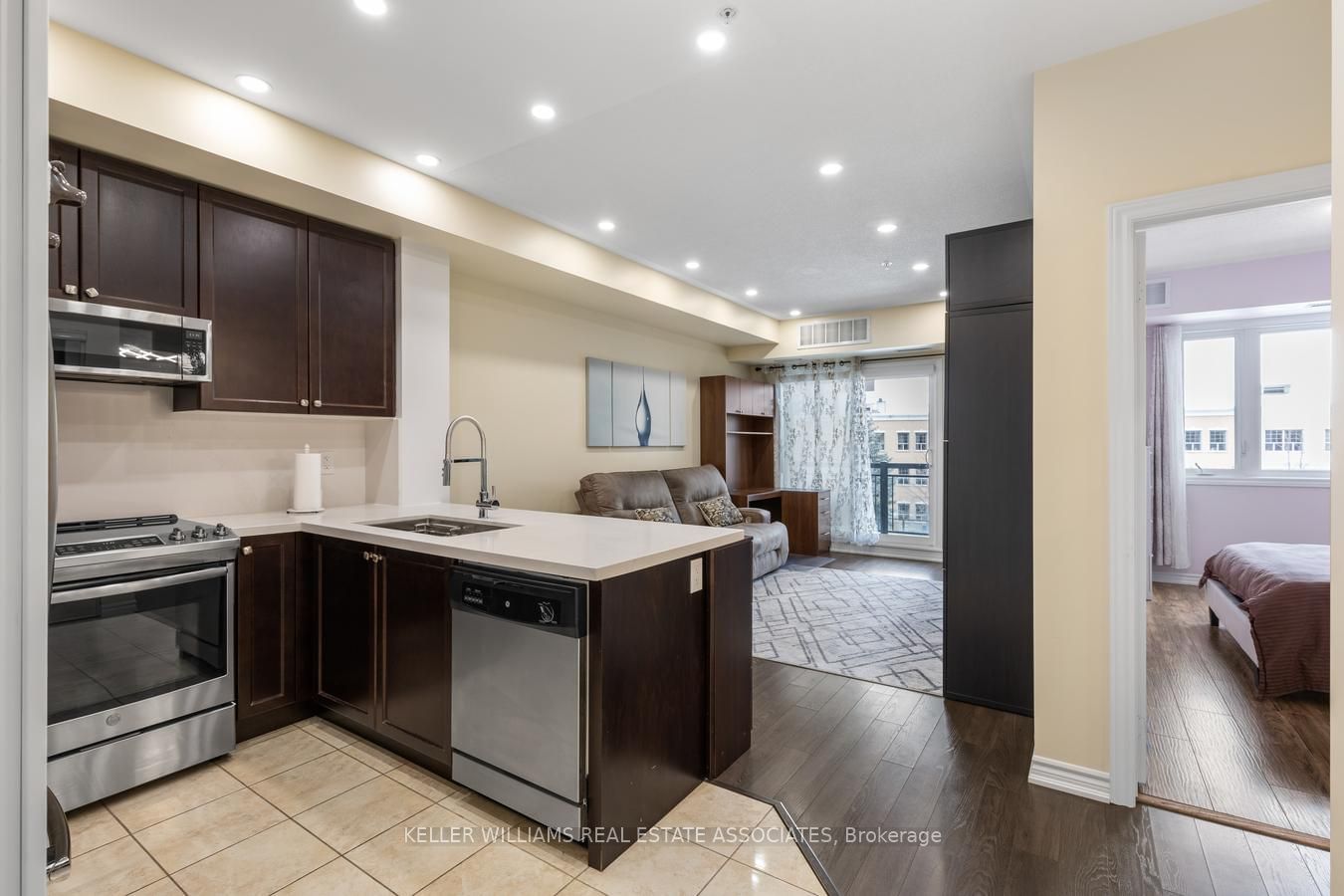 570 Lolita Gdns, unit 325 for rent - image #3