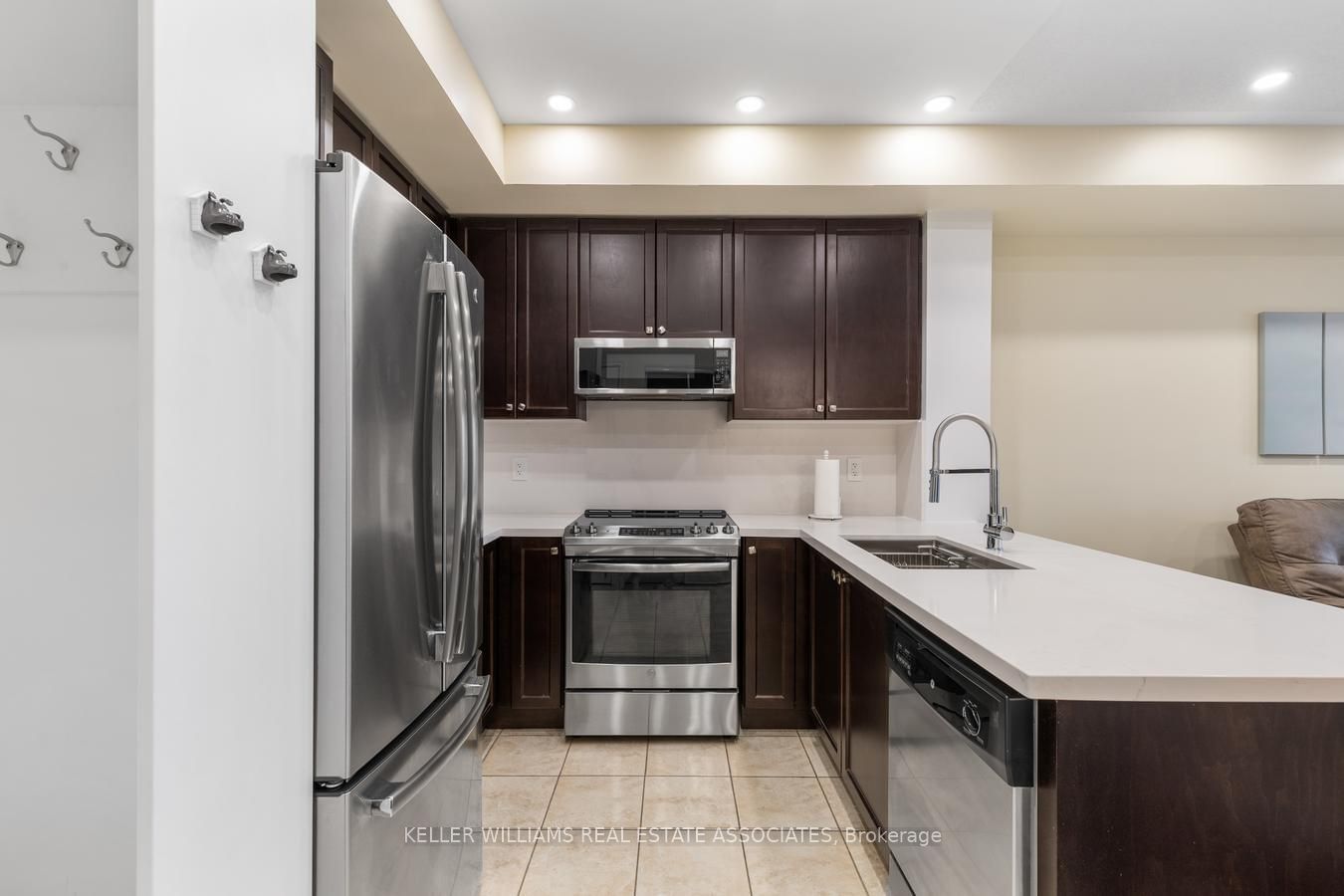 570 Lolita Gdns, unit 325 for rent - image #4