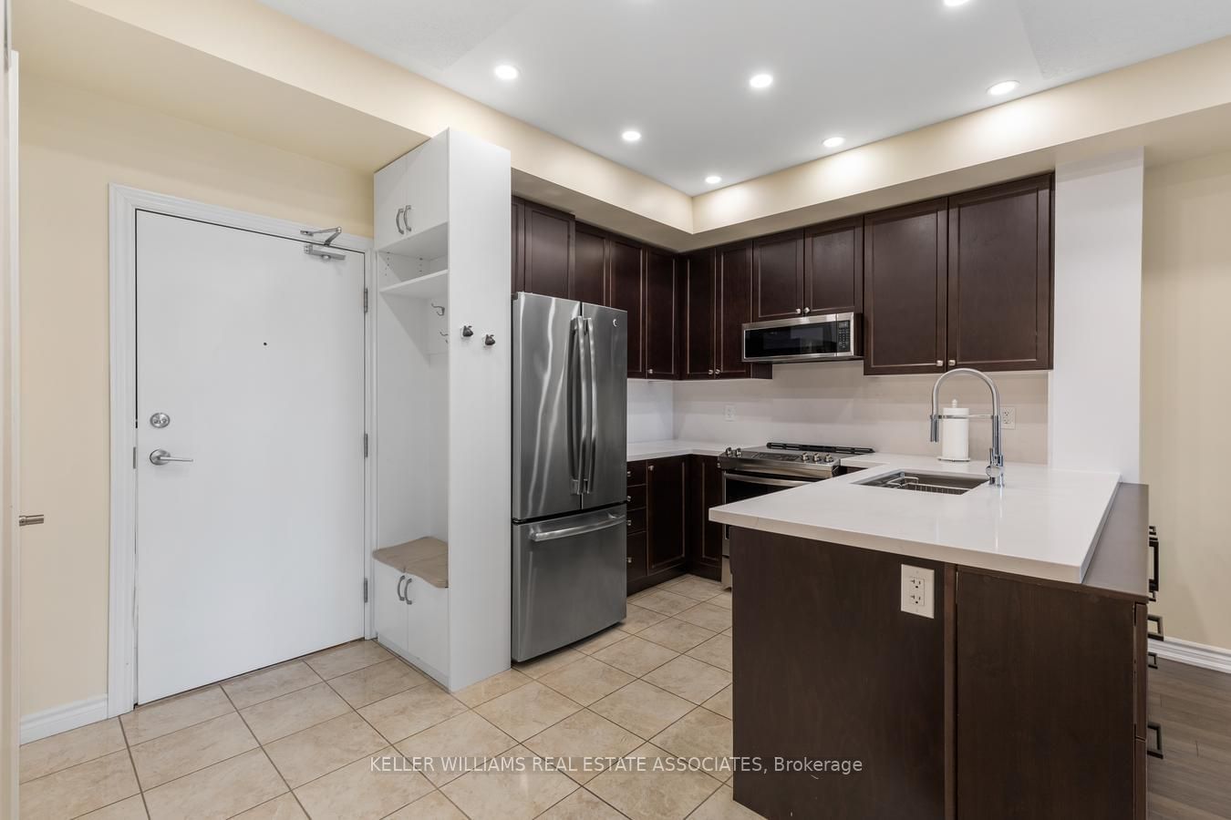 570 Lolita Gdns, unit 325 for rent - image #5