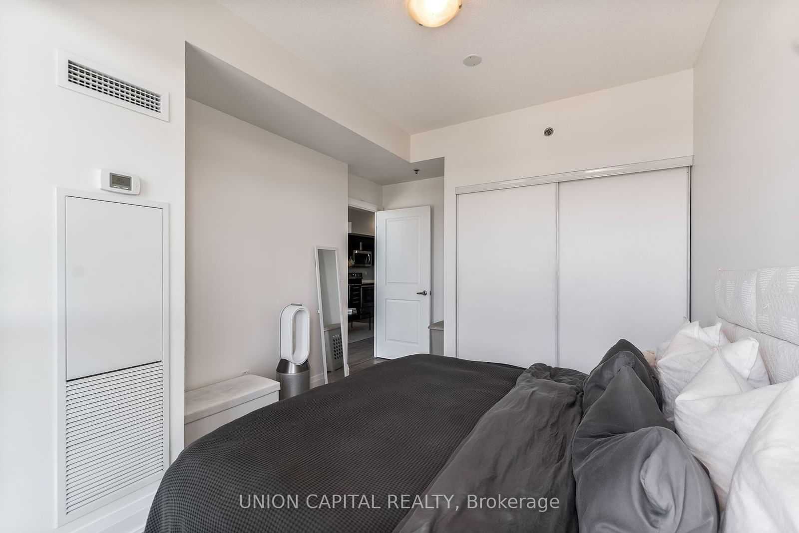 55 Speers Rd, unit 710 for rent - image #22