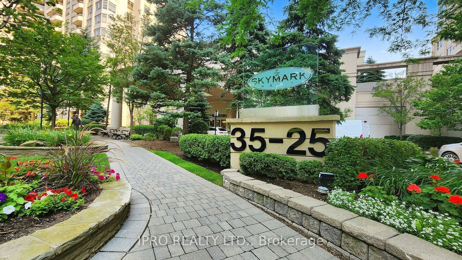 35 Kingsbridge Gdns, unit 812 for sale - image #3