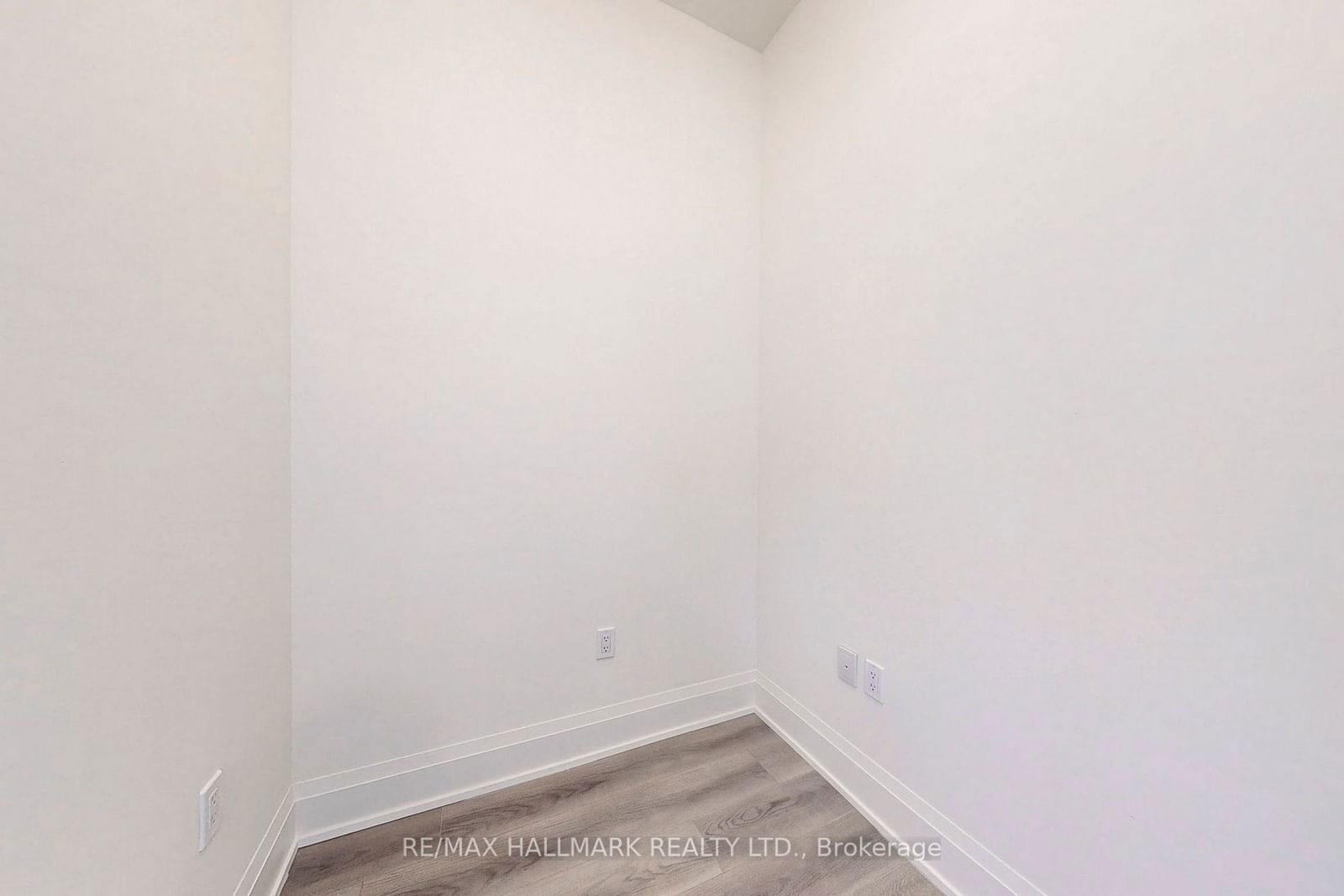 509 Dundas St W, unit 806 for rent