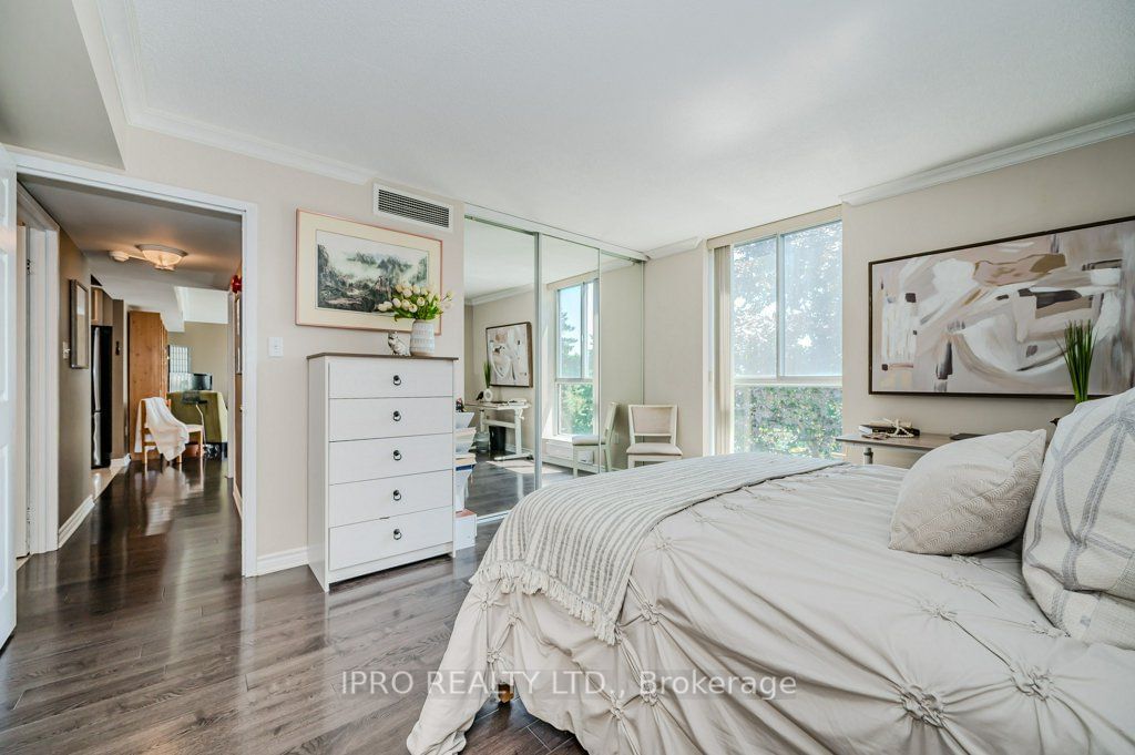 1071 Queens Ave, unit 302 for sale - image #11