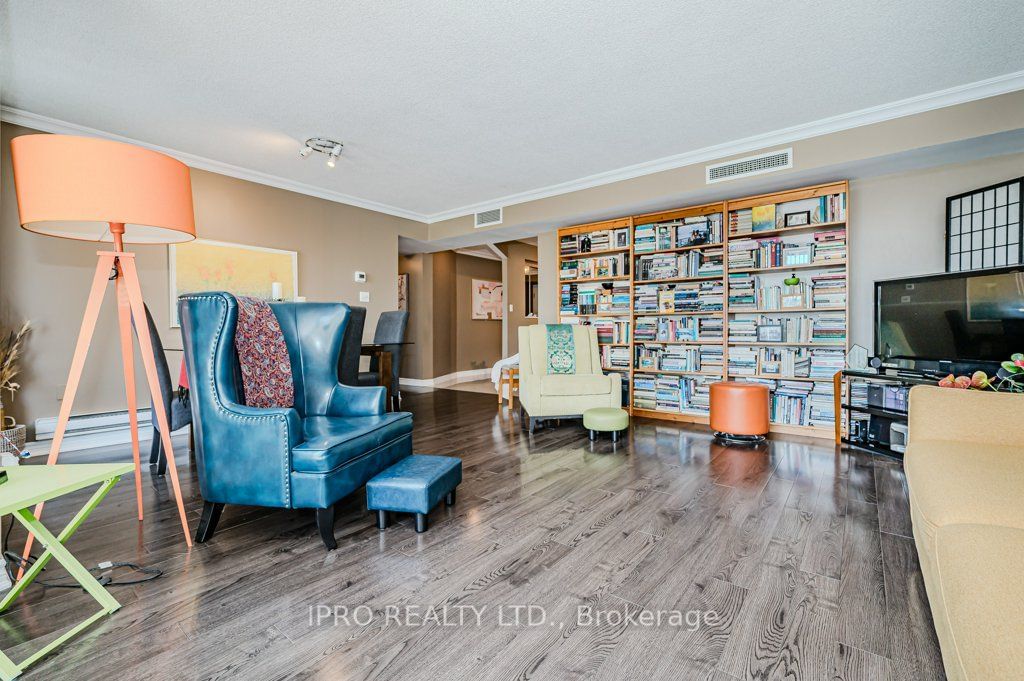 1071 Queens Ave, unit 302 for sale - image #15