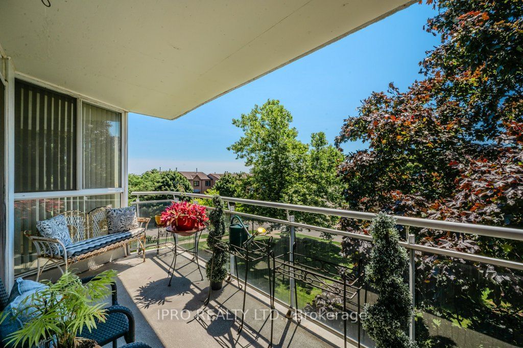 1071 Queens Ave, unit 302 for sale - image #17