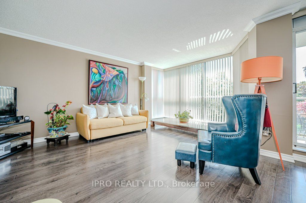 1071 Queens Ave, unit 302 for sale - image #2