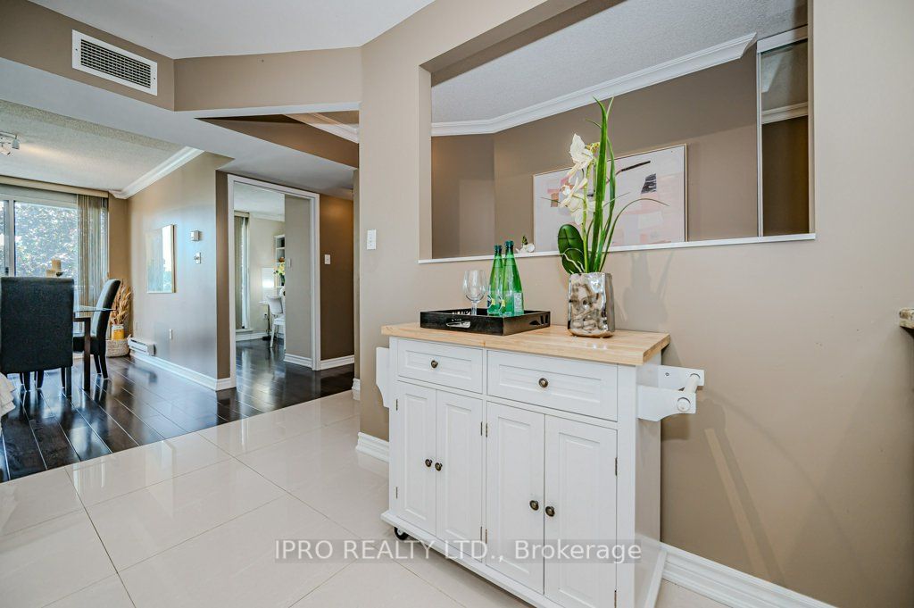 1071 Queens Ave, unit 302 for sale - image #20