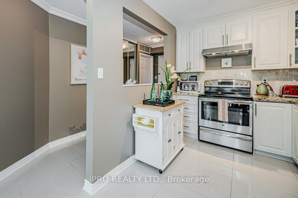 1071 Queens Ave, unit 302 for sale - image #21