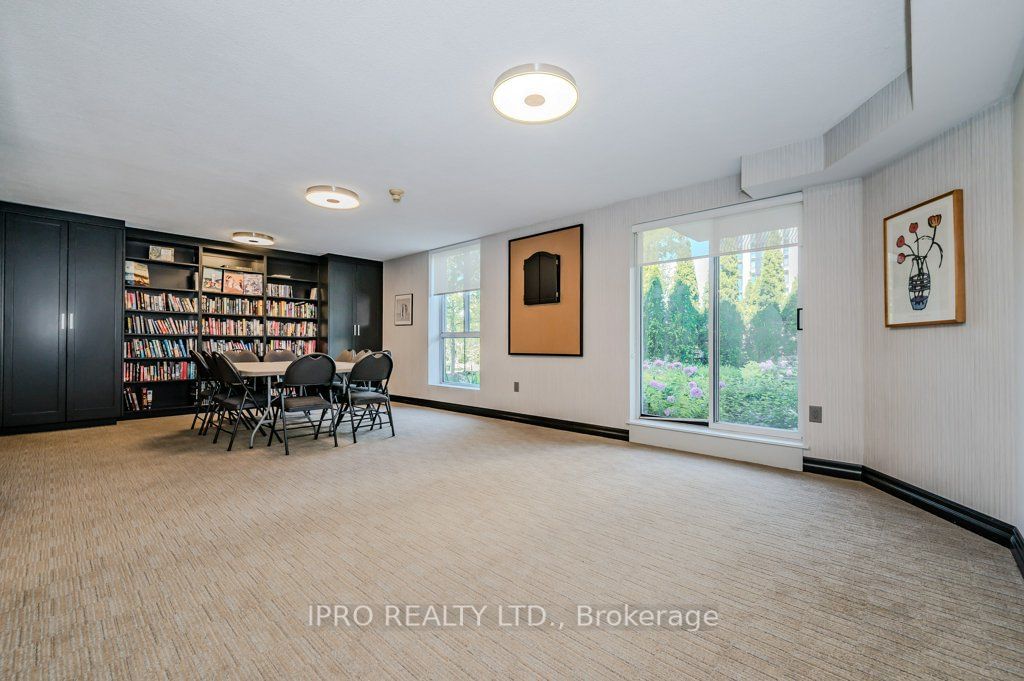 1071 Queens Ave, unit 302 for sale - image #26