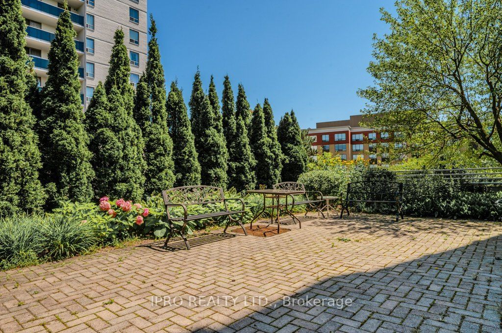 1071 Queens Ave, unit 302 for sale - image #27