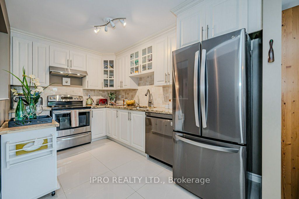 1071 Queens Ave, unit 302 for sale - image #3