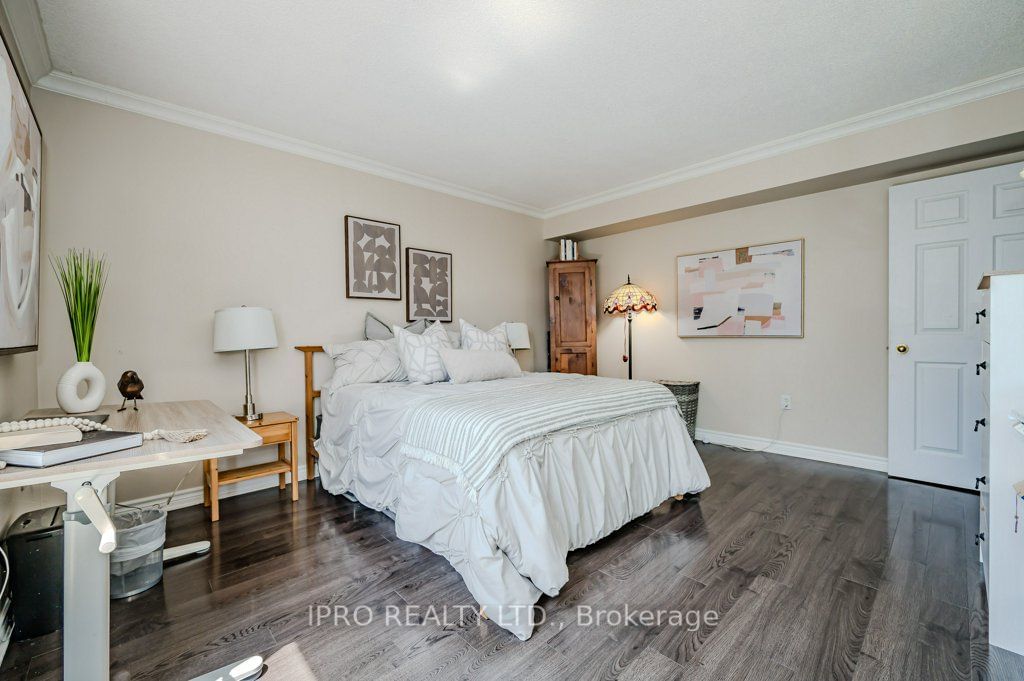 1071 Queens Ave, unit 302 for sale - image #7