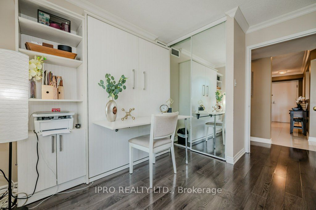 1071 Queens Ave, unit 302 for sale - image #8