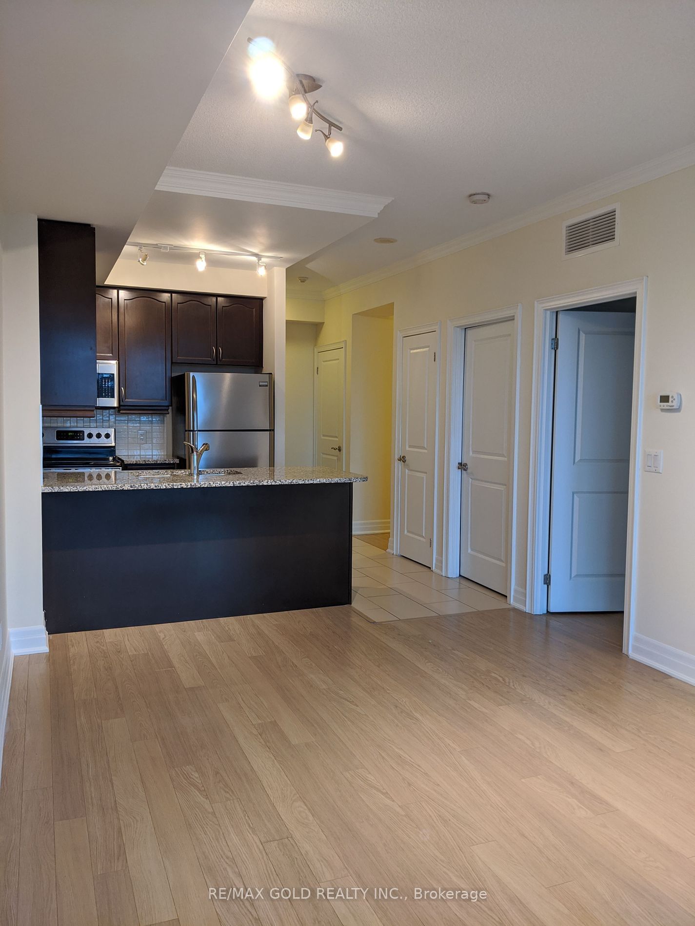 100 John St, unit 801 for rent - image #22