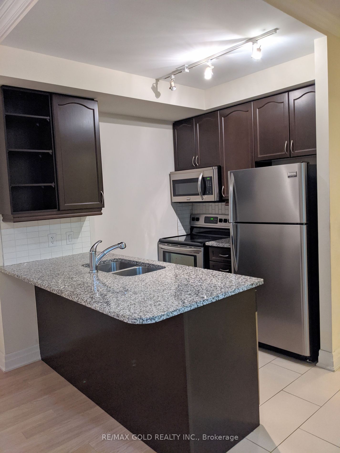 100 John St, unit 801 for rent - image #6