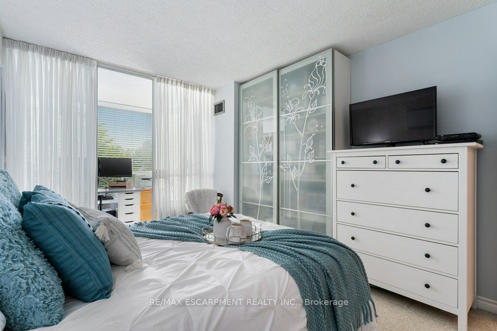 1276 Maple Crossing Blvd, unit 310 for sale - image #21