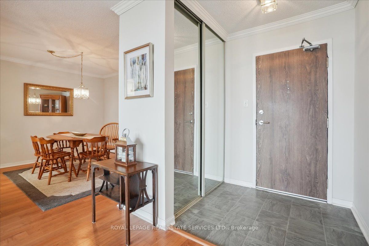 1230 Marlborough Crt, unit 702 for sale - image #10