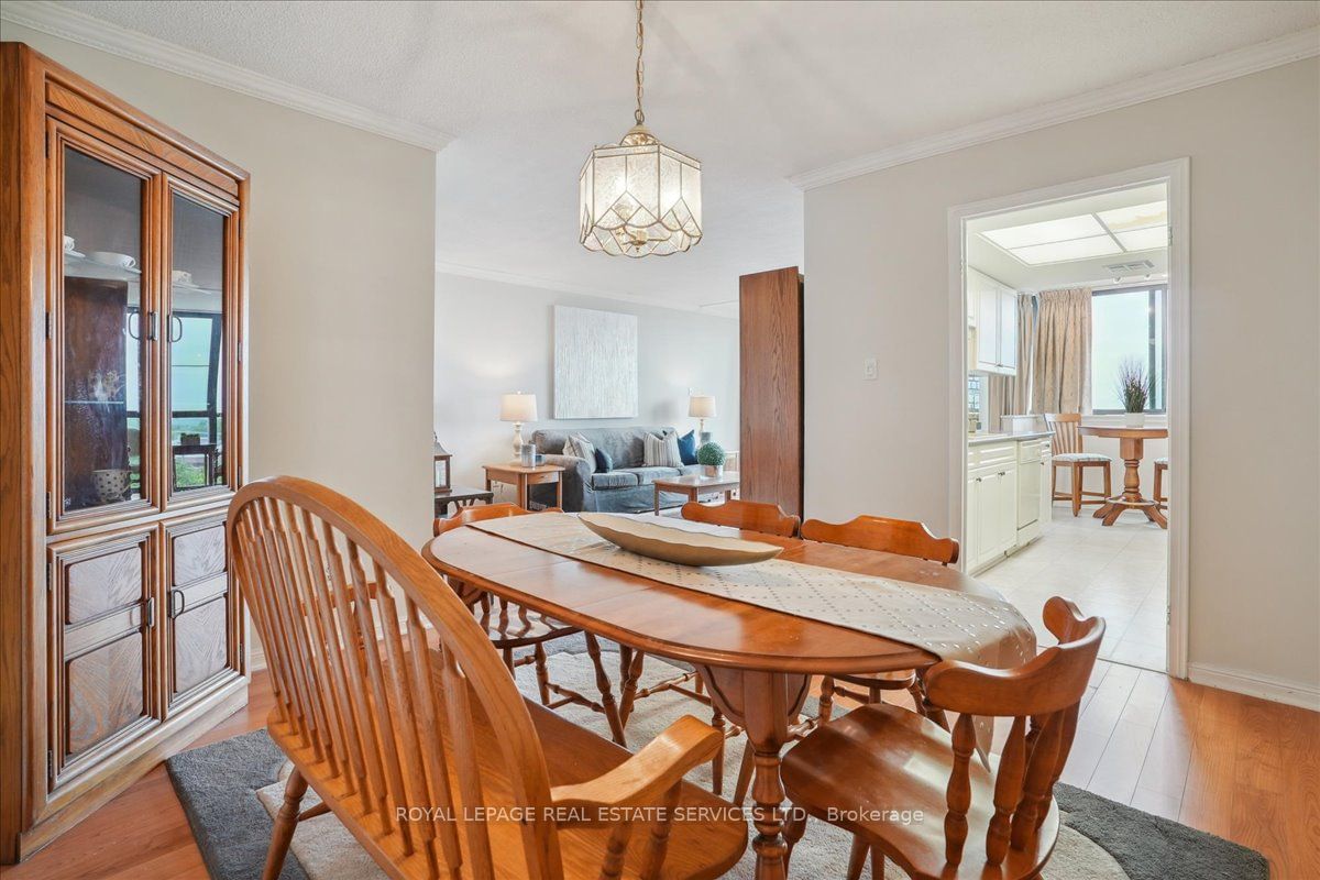 1230 Marlborough Crt, unit 702 for sale - image #12