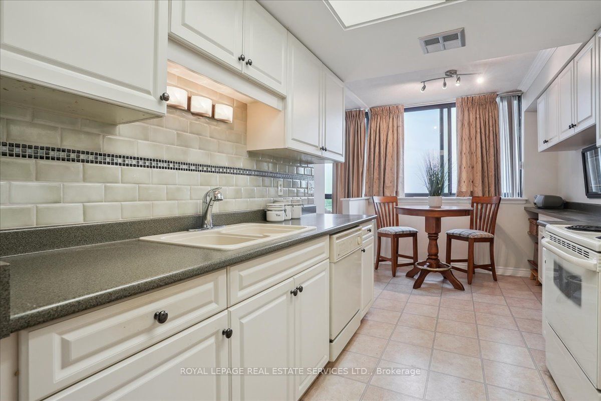 1230 Marlborough Crt, unit 702 for sale - image #13