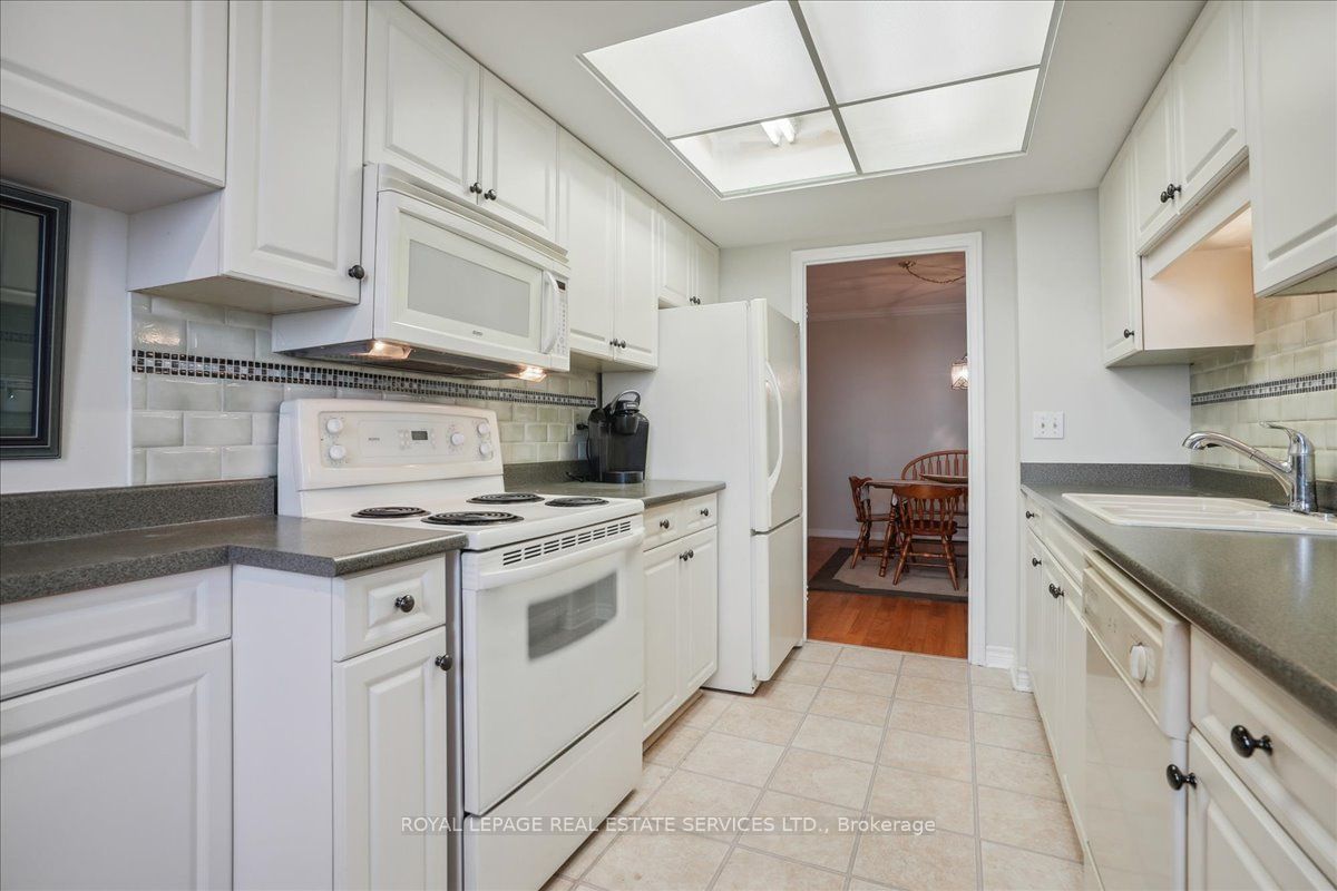 1230 Marlborough Crt, unit 702 for sale - image #14