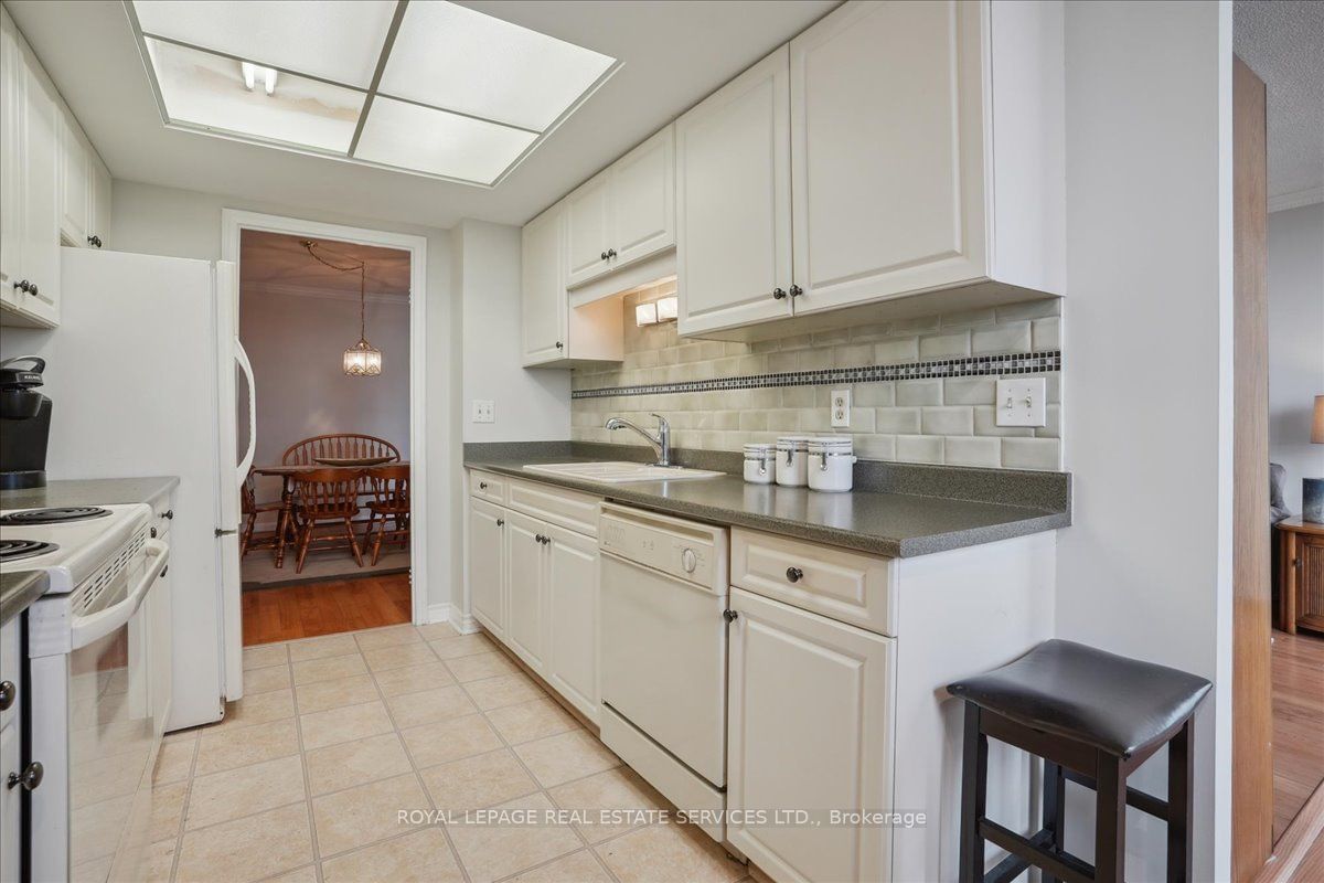 1230 Marlborough Crt, unit 702 for sale - image #15