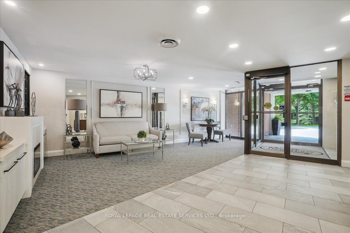 1230 Marlborough Crt, unit 702 for sale - image #2