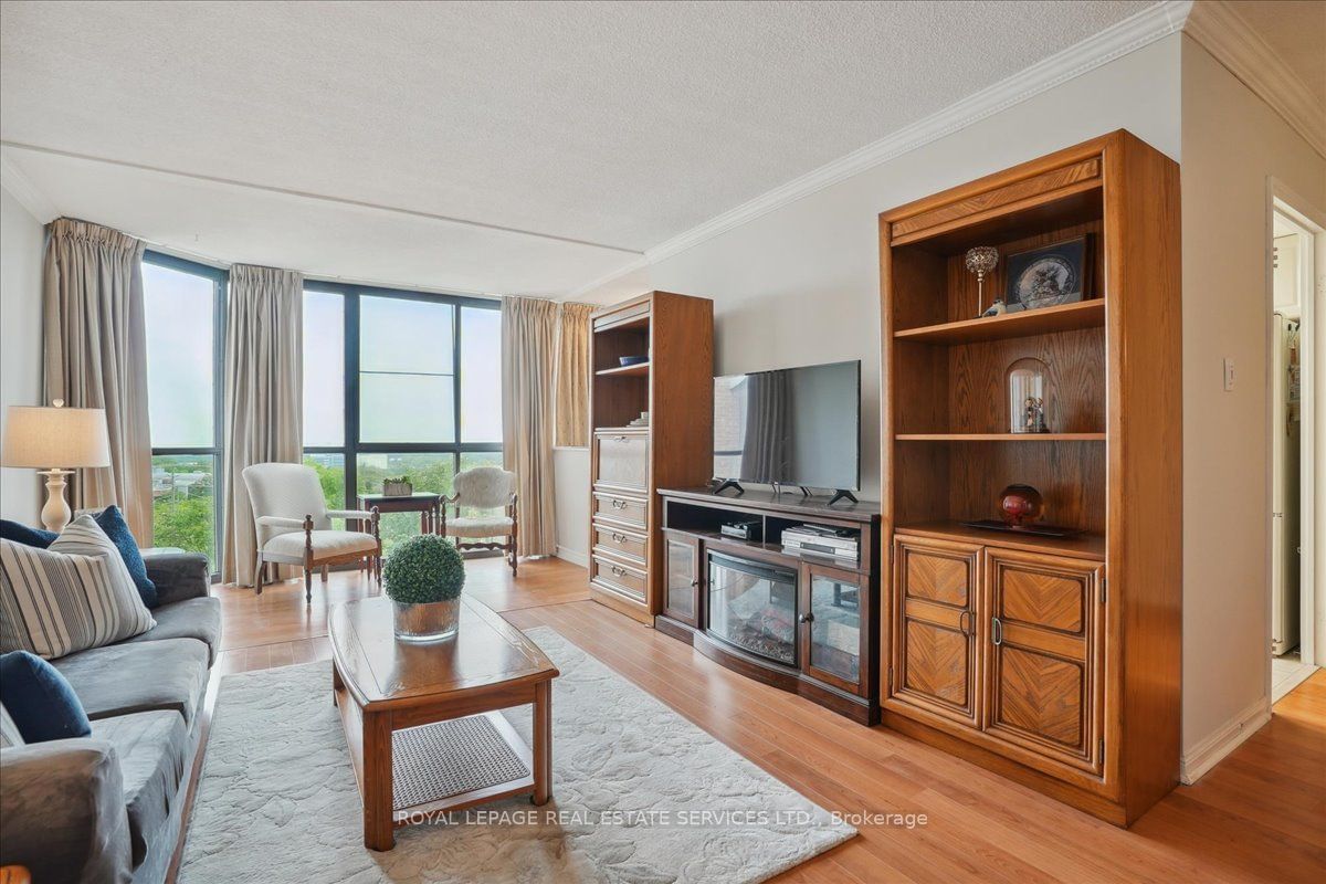 1230 Marlborough Crt, unit 702 for sale - image #6