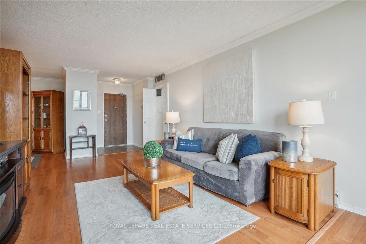 1230 Marlborough Crt, unit 702 for sale - image #8