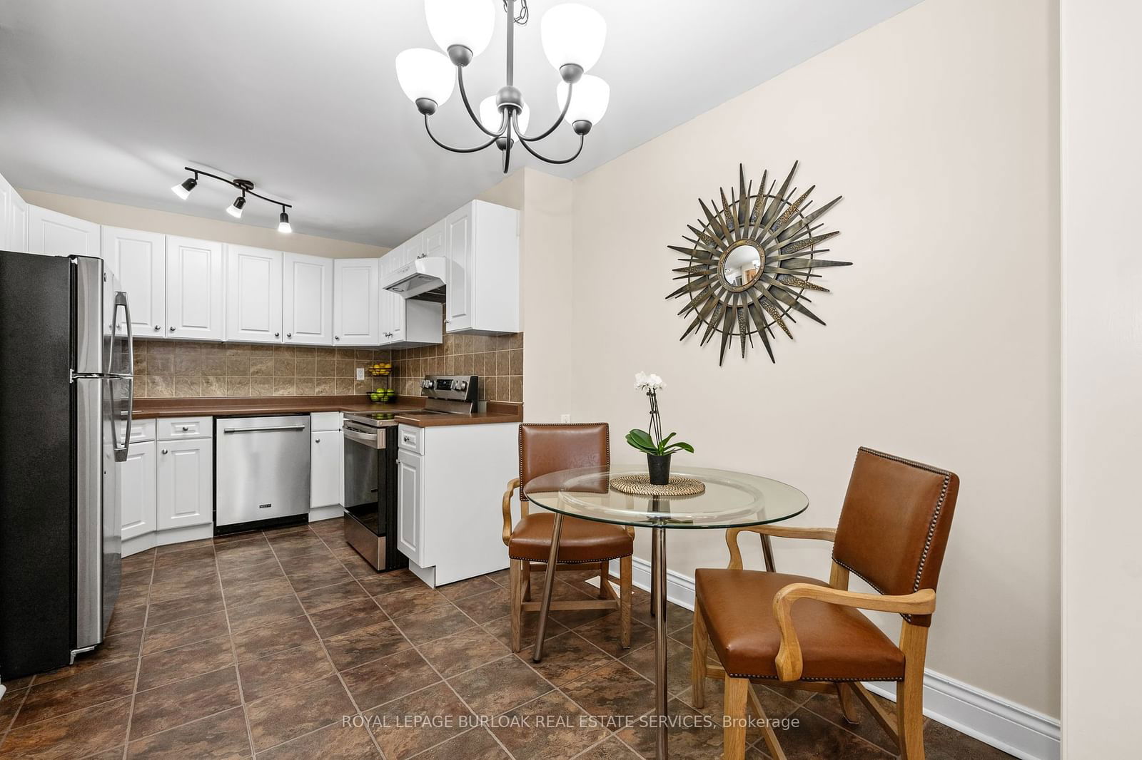 2301 Cavendish Dr, unit 118 for sale - image #10