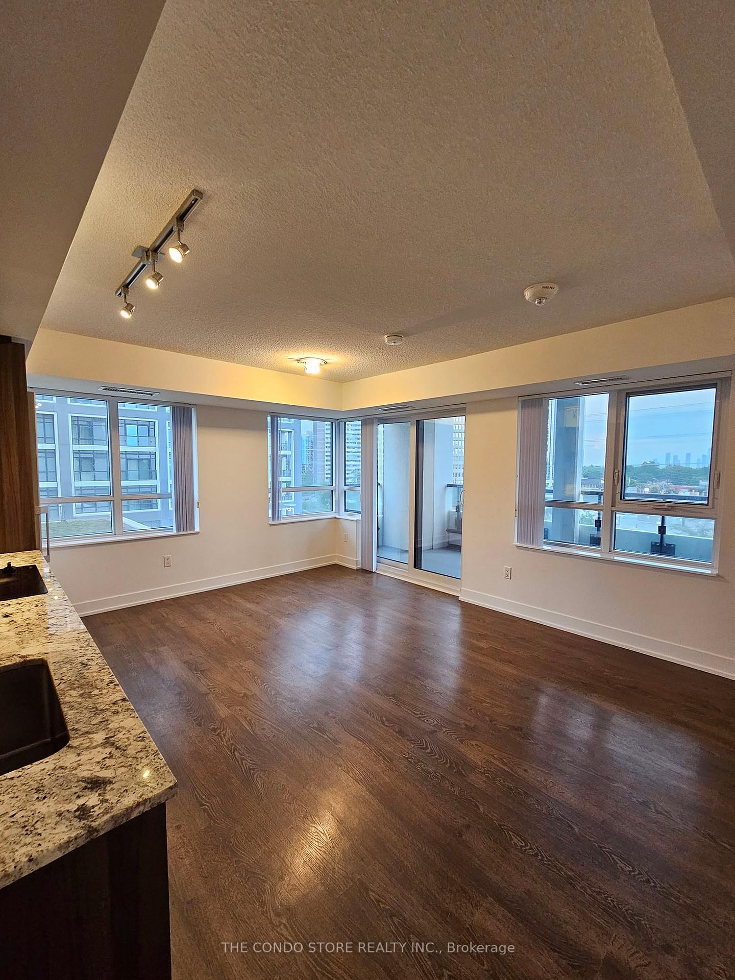 9 Mabelle Ave, unit 522 for rent