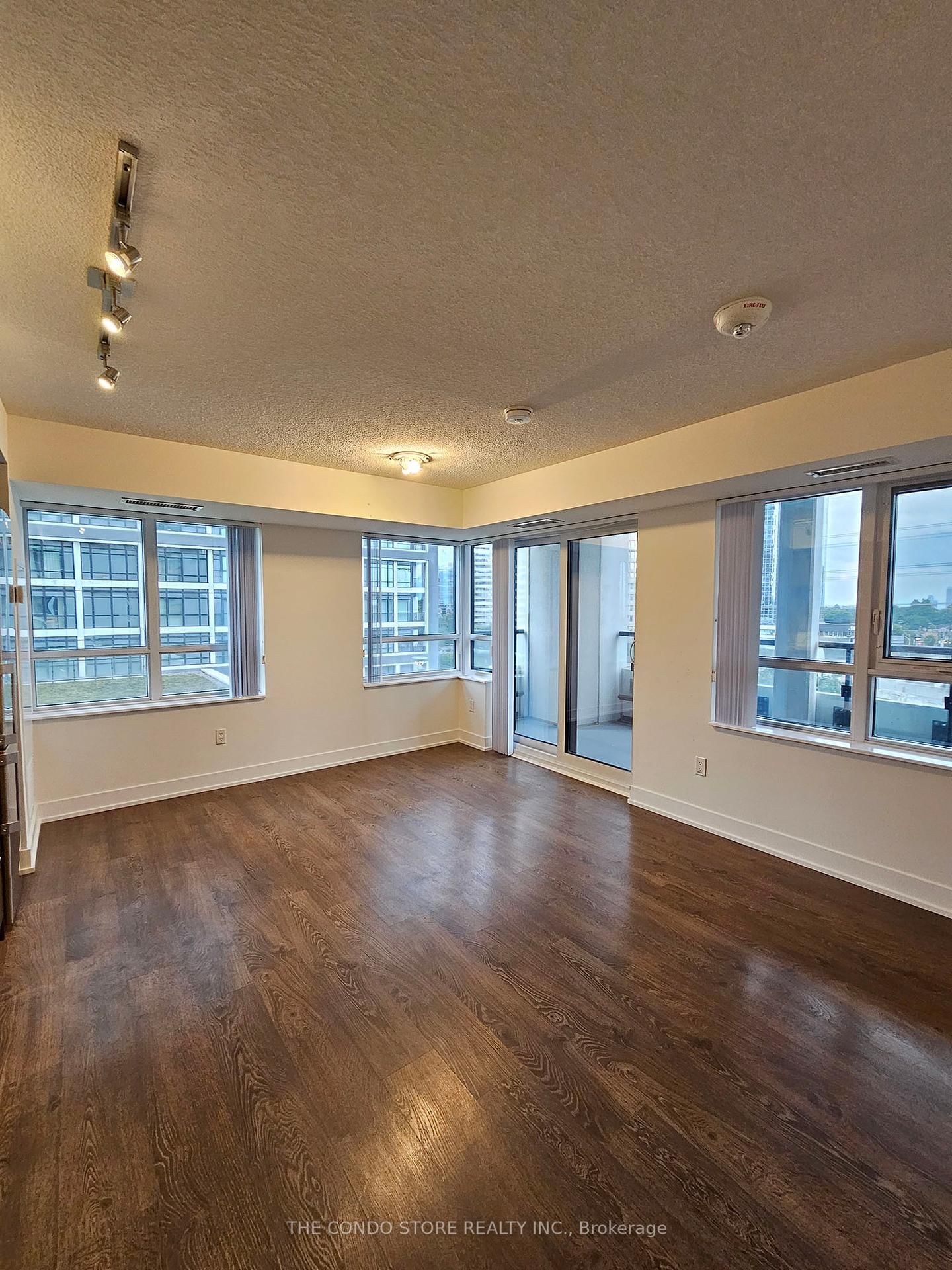 9 Mabelle Ave, unit 522 for rent