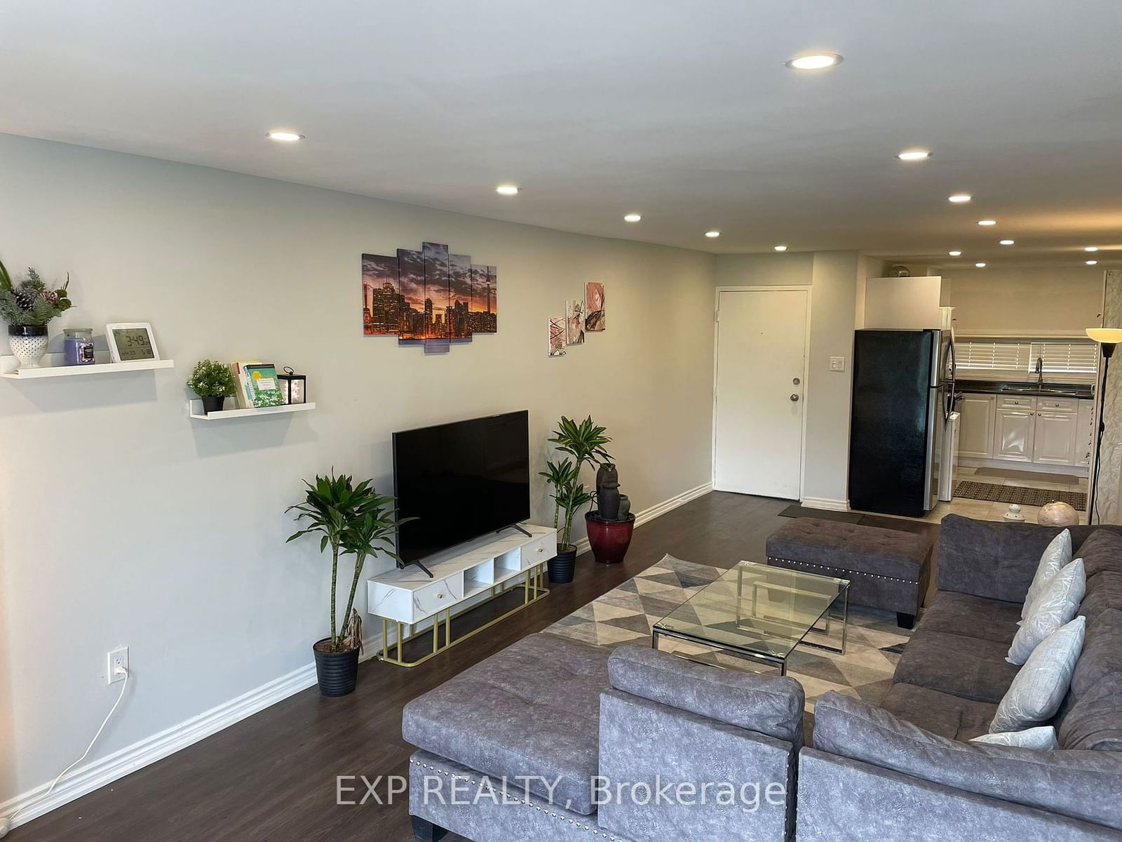 4673 Jane St, unit 318 for sale - image #2