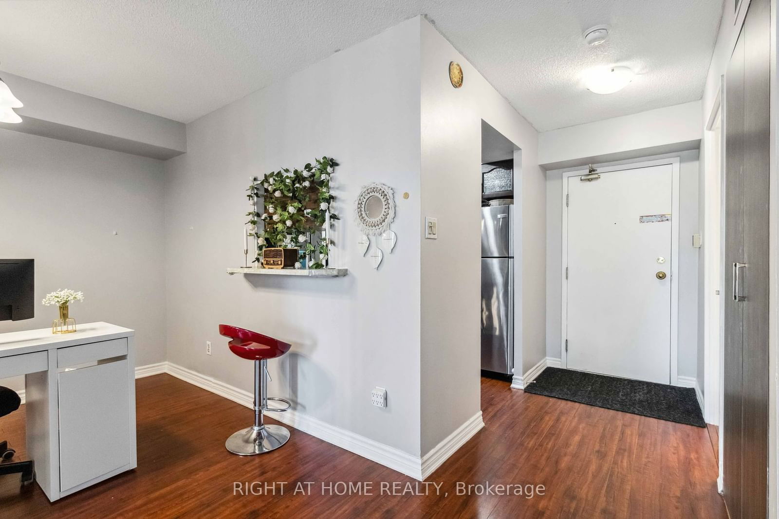 285 Enfield Pl, unit 611 for sale - image #5