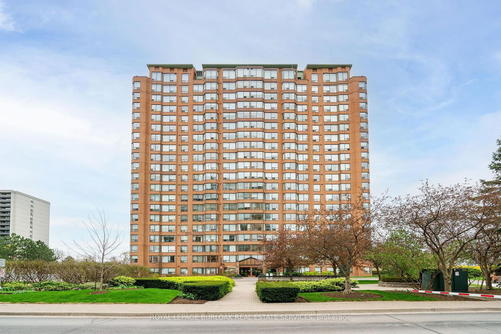 1270 Maple Crossing Blvd, unit 204 for sale