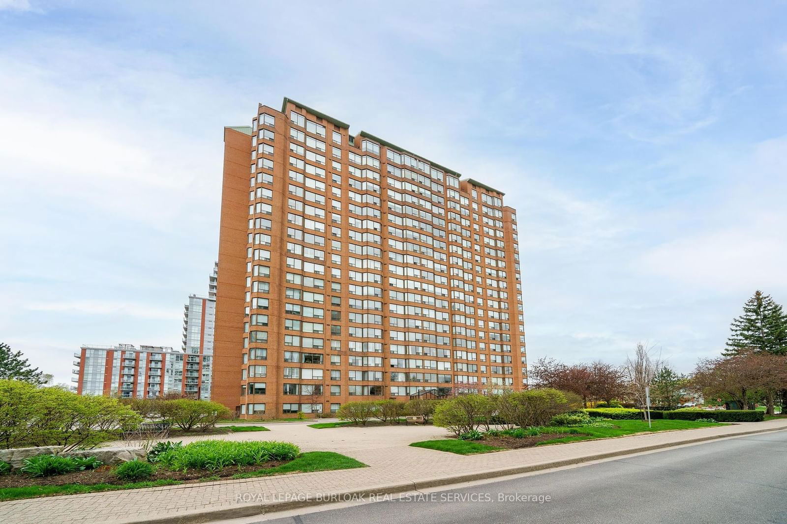 1270 Maple Crossing Blvd, unit 204 for sale