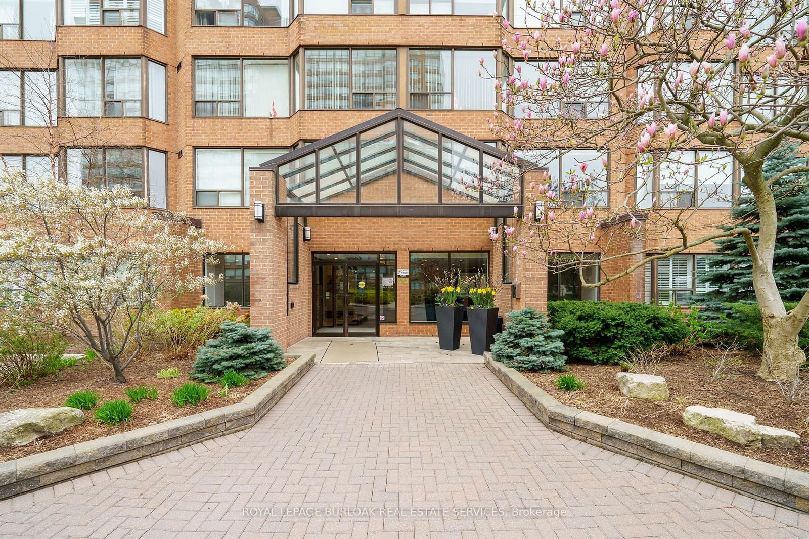 1270 Maple Crossing Blvd, unit 204 for sale - image #4