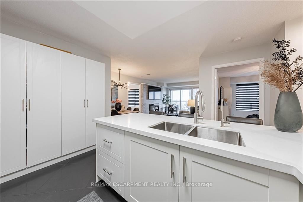 25 KINGSBRIDGE GARDEN Circ, unit 1021 for sale - image #10