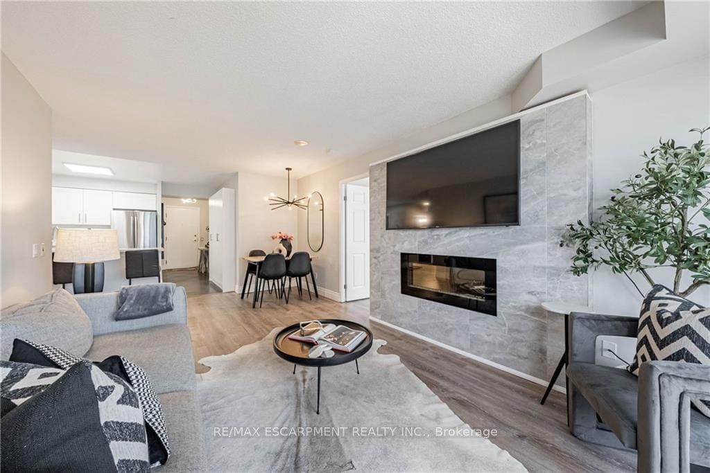 25 KINGSBRIDGE GARDEN Circ, unit 1021 for sale - image #16