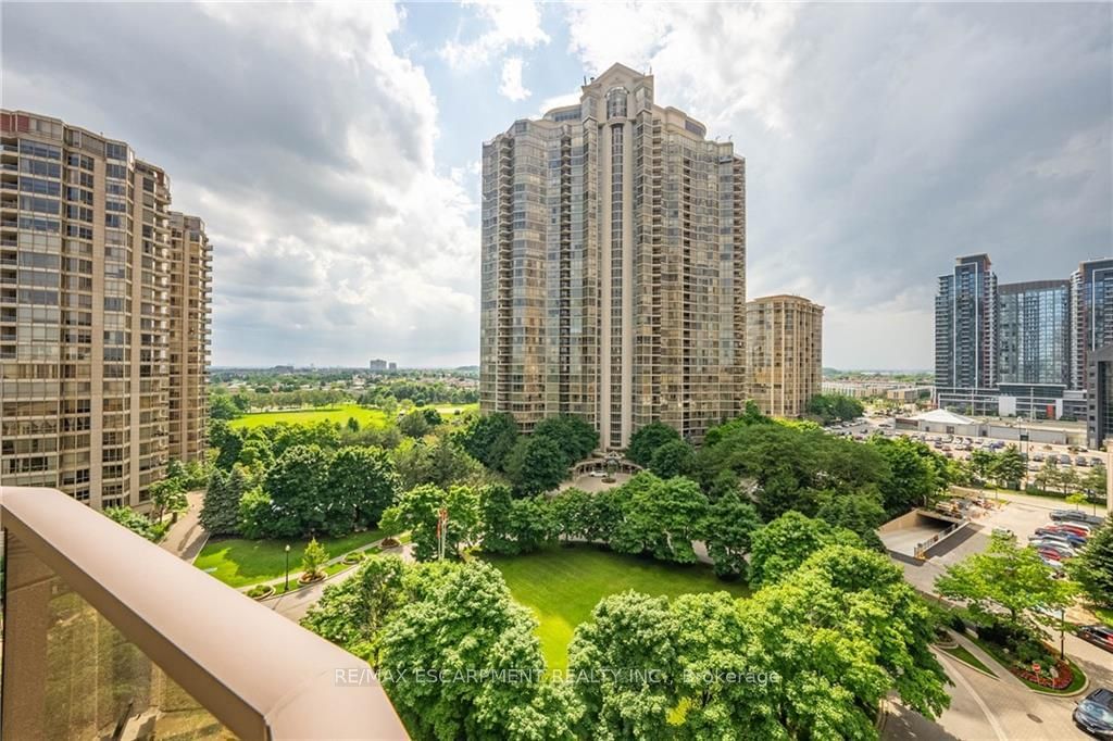 25 KINGSBRIDGE GARDEN Circ, unit 1021 for sale - image #18