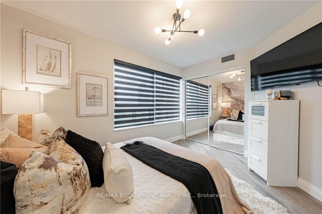 25 KINGSBRIDGE GARDEN Circ, unit 1021 for sale - image #20