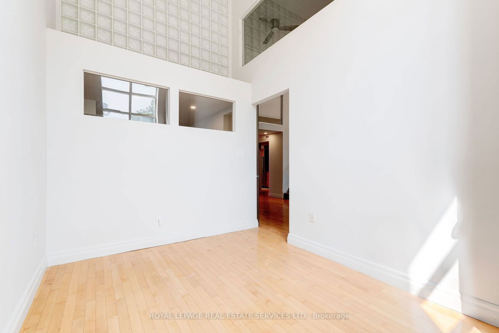 185 Robinson St, unit TH6 for sale