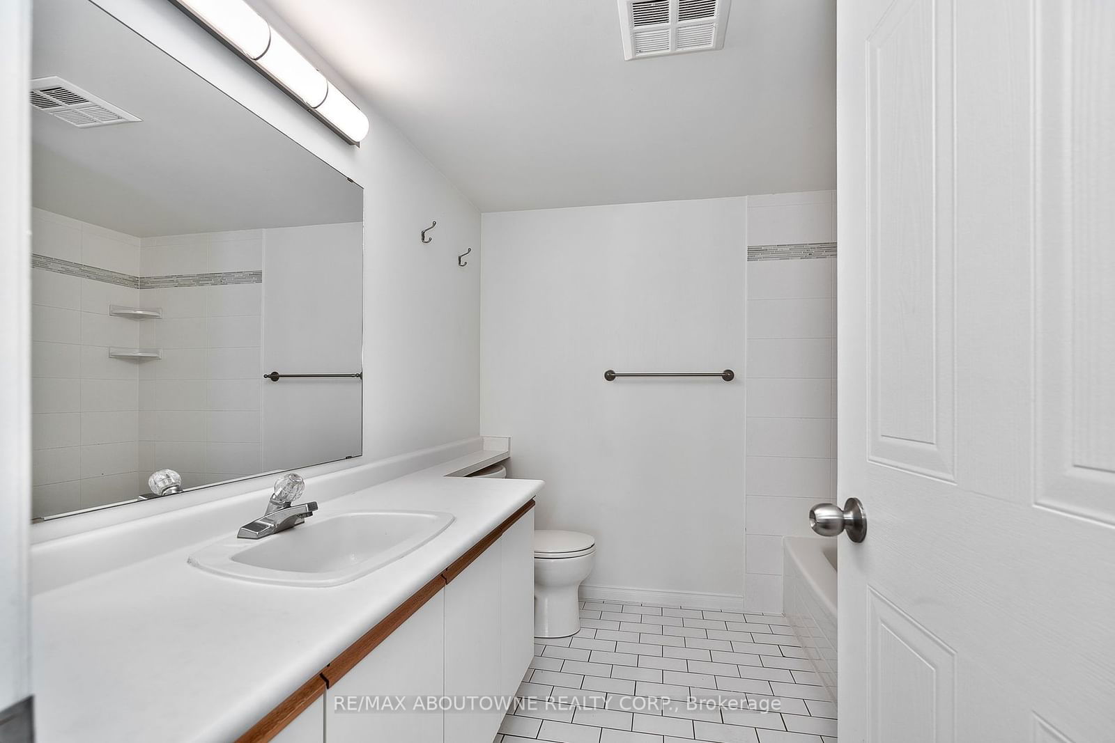 1270 Maple Crossing Blvd, unit 603 for sale - image #22