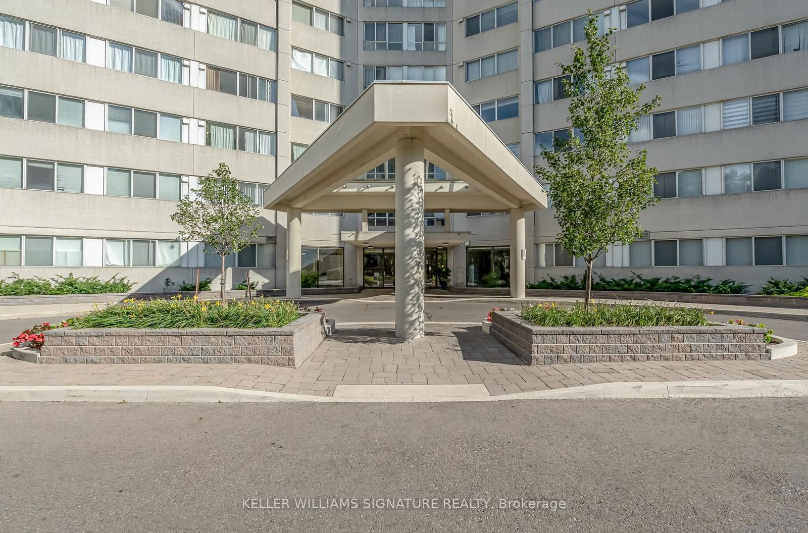 3700 Kaneff Cres, unit 203 for sale - image #1